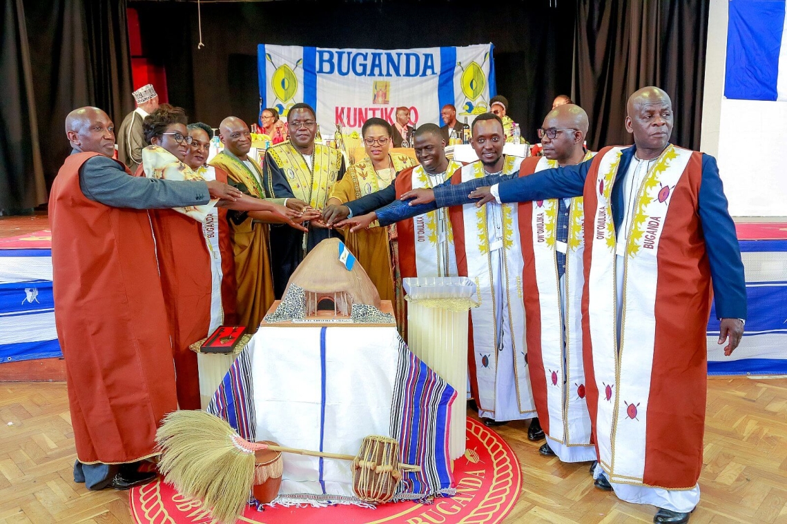 Abaami abatuuzidwa nga bali wamu n’omubaka wa kabaka nabamyuka be